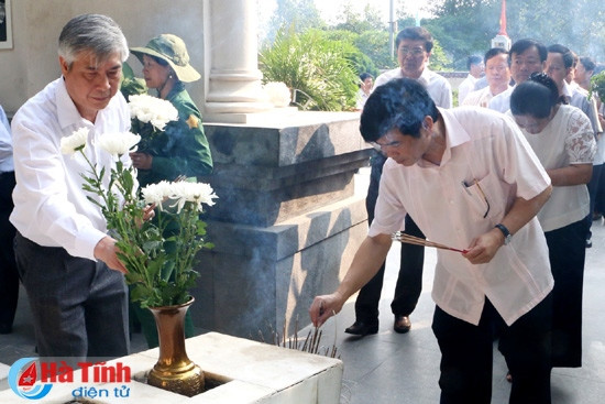 Đoàn cán bộ tỉnh Sơn La dâng hương các địa chỉ đỏ tại Hà Tĩnh ảnh 3