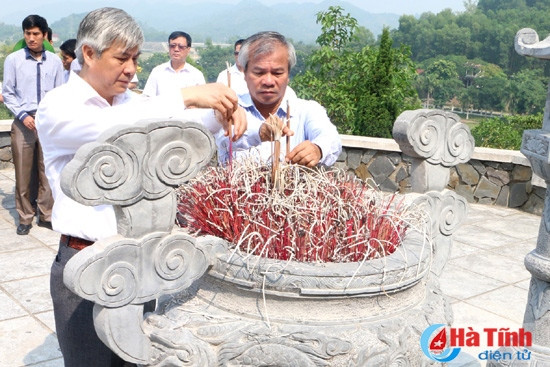 Đoàn cán bộ tỉnh Sơn La dâng hương các địa chỉ đỏ tại Hà Tĩnh ảnh 4