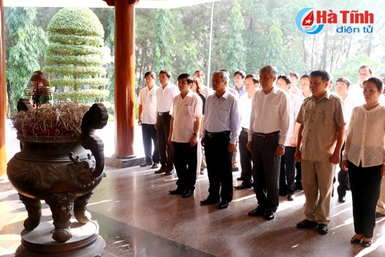 Đoàn cán bộ tỉnh Sơn La dâng hương các địa chỉ đỏ tại Hà Tĩnh ảnh 1