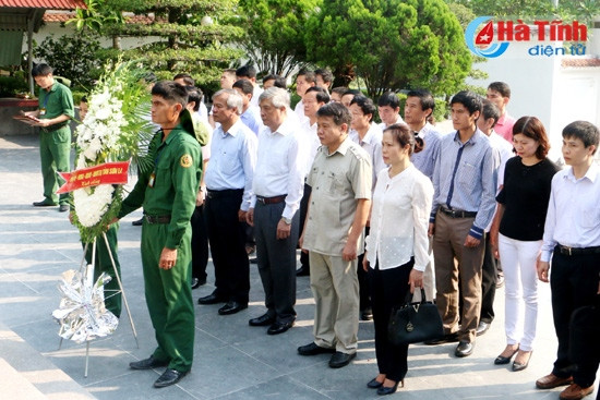 Đoàn cán bộ tỉnh Sơn La dâng hương các địa chỉ đỏ tại Hà Tĩnh ảnh 2