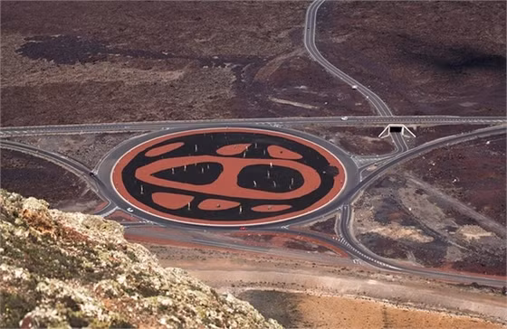 Từ trên cao, vòng xuyến tại thành phố Lanzarote, đảo Canary, Tây Ban Nha trông như một tác phẩm nghệ thuật trừu tượng với hai gam màu nâu đỏ và đen.