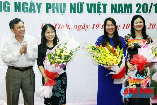 CLB Nhà báo nữ - Agribank Hà Tĩnh giao lưu văn nghệ mừng ngày 20/10 ảnh 2