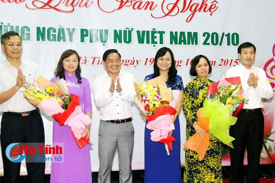 CLB Nhà báo nữ - Agribank Hà Tĩnh giao lưu văn nghệ mừng ngày 20/10 ảnh 1