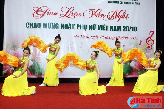 CLB Nhà báo nữ - Agribank Hà Tĩnh giao lưu văn nghệ mừng ngày 20/10 ảnh 6