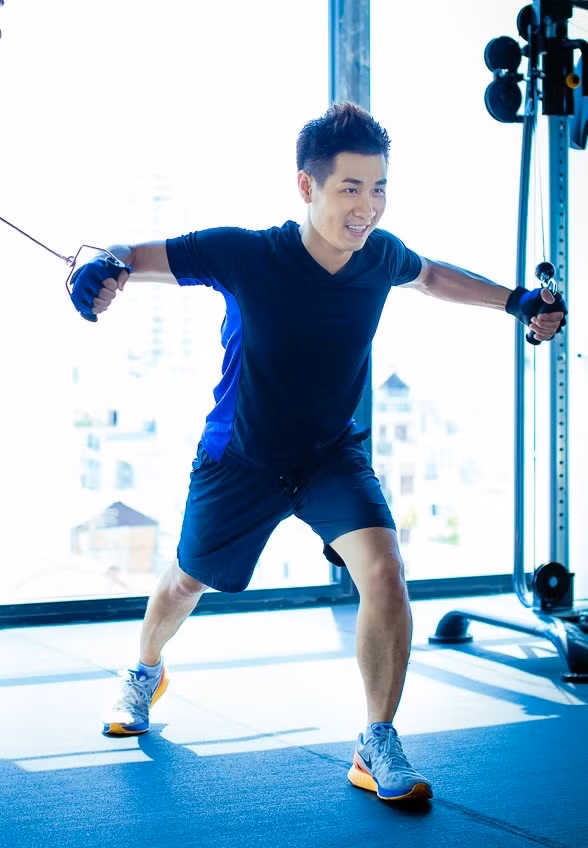 Nguyên Khang chia sẻ, khi bị viêm họng, anh thường súc miêng bằng nước muối ấm, sau đó ngậm một thìa mật ong. Trong những trường hợp bị mất tiếng, anh dùng nước quất ngâm đường phèn để cải thiện. Mỗi ngày, nam MC mang thêm nước giá đỗ đi uống thay nước lọc, đồng thời, luôn rèn luyện sức khỏe nói chung bằng cách tập gym, chơi thể thao. Ảnh: Fit24.