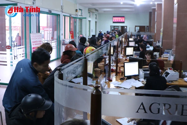 rong ran xep hang rut tien atm ngay can tet