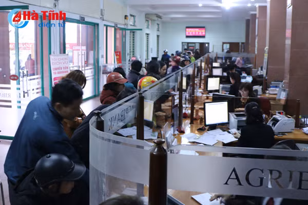 rong ran xep hang rut tien atm ngay can tet