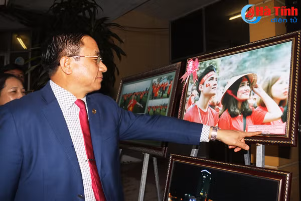 ha tinh trien lam cuoc thi anh bong da viet nam trong long nguoi ham mo