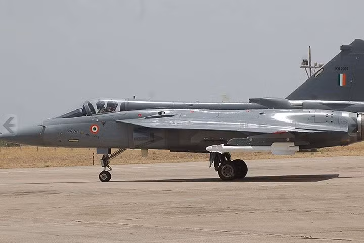 anh hoa luc dang gom cua may bay tiem kich da nhiem an do tejas