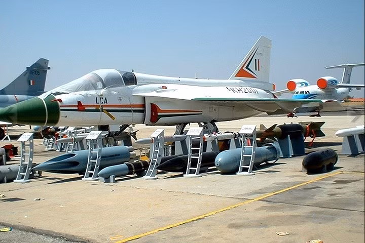 anh hoa luc dang gom cua may bay tiem kich da nhiem an do tejas