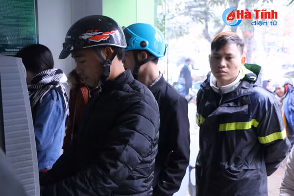 rong ran xep hang rut tien atm ngay can tet