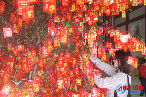 photo nguoi dan ha tinh nao nuc di le chua dau xuan