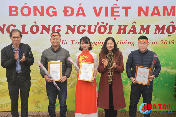 ha tinh trien lam cuoc thi anh bong da viet nam trong long nguoi ham mo