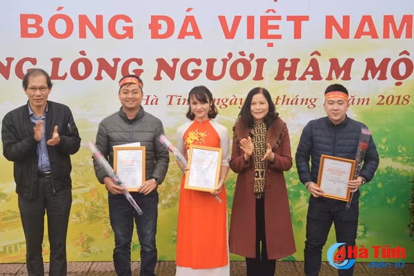 ha tinh trien lam cuoc thi anh bong da viet nam trong long nguoi ham mo