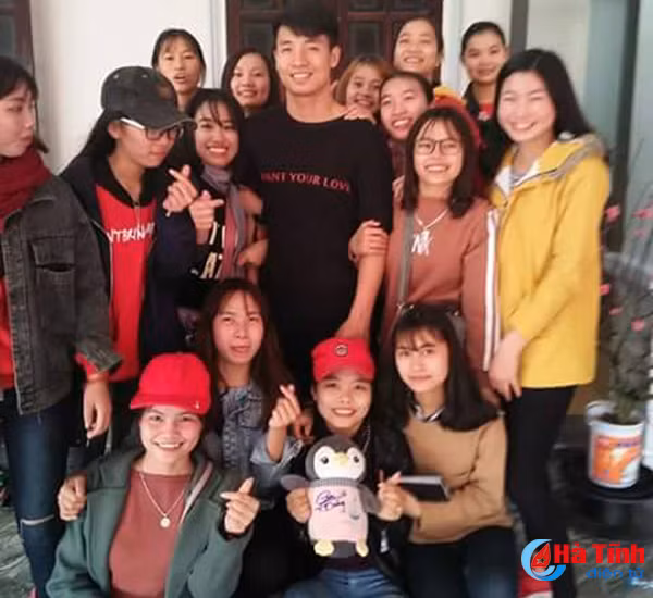 rat dong fan nu den nha chuc tet gia dinh trung ve bui tien dung