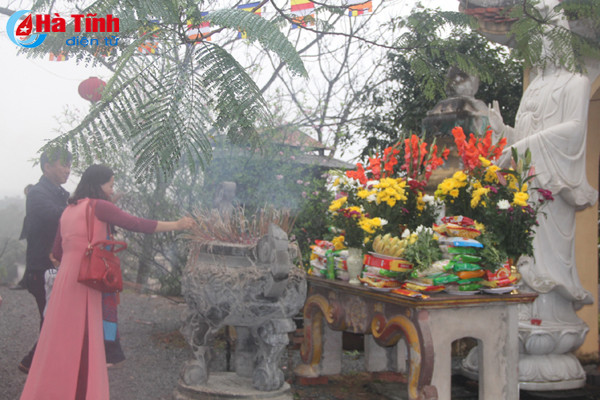 photo nguoi dan ha tinh nao nuc di le chua dau xuan