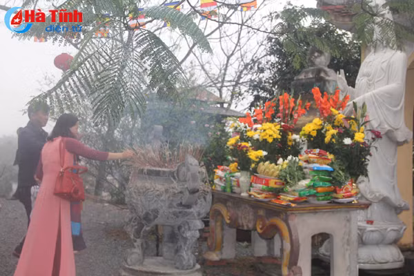 photo nguoi dan ha tinh nao nuc di le chua dau xuan