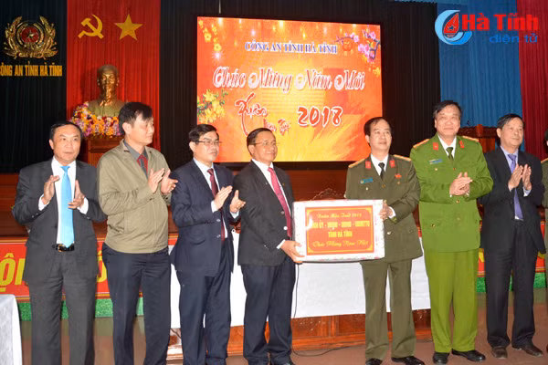 lanh dao tinh chuc tet giao nhiem vu cac don vi truc dem giao thua