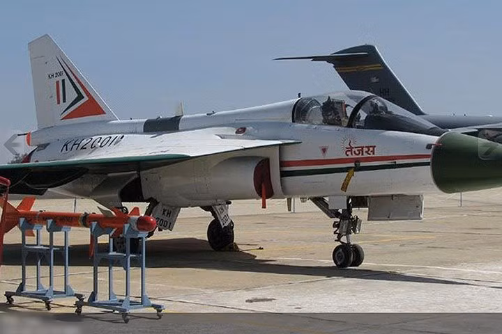 anh hoa luc dang gom cua may bay tiem kich da nhiem an do tejas