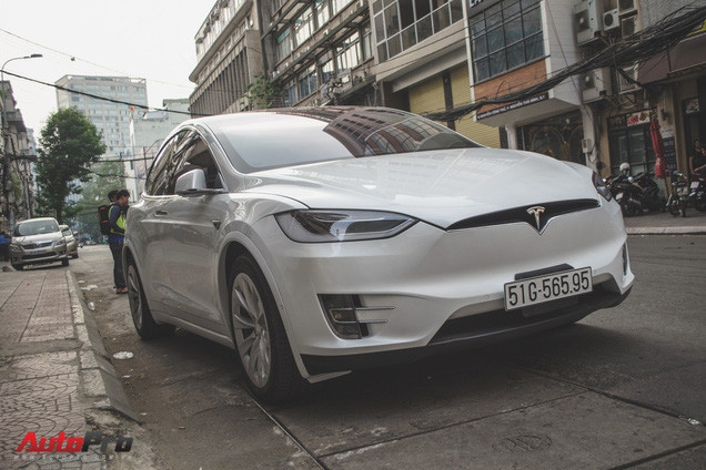 can canh chiec xe dien tesla model x p90d dau tien ve viet nam