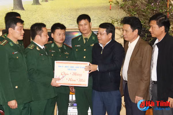 lanh dao tinh chuc tet giao nhiem vu cac don vi truc dem giao thua