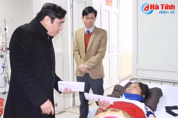 lanh dao ban nganh trung uong tinh ha tinh tang qua tet benh nhan dang dieu tri tai bvdk tinh