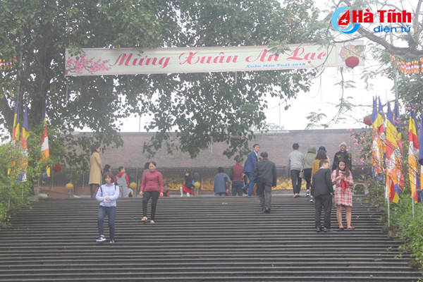 photo nguoi dan ha tinh nao nuc di le chua dau xuan