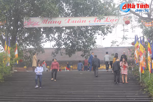 photo nguoi dan ha tinh nao nuc di le chua dau xuan