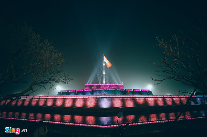 thap sang ky dai tai co do hue bang 1 000 bong den led