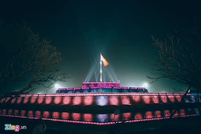 thap sang ky dai tai co do hue bang 1 000 bong den led