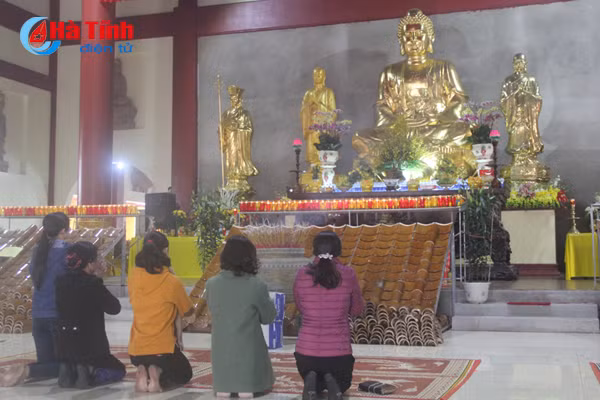 photo nguoi dan ha tinh nao nuc di le chua dau xuan