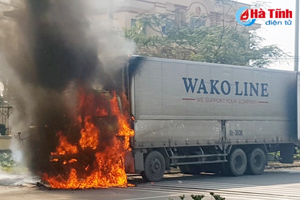 chay xe o to bien lao chieu 30 tet