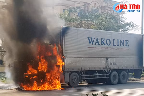 chay xe o to bien lao chieu 30 tet