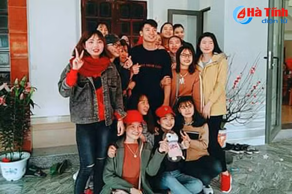 rat dong fan nu den nha chuc tet gia dinh trung ve bui tien dung