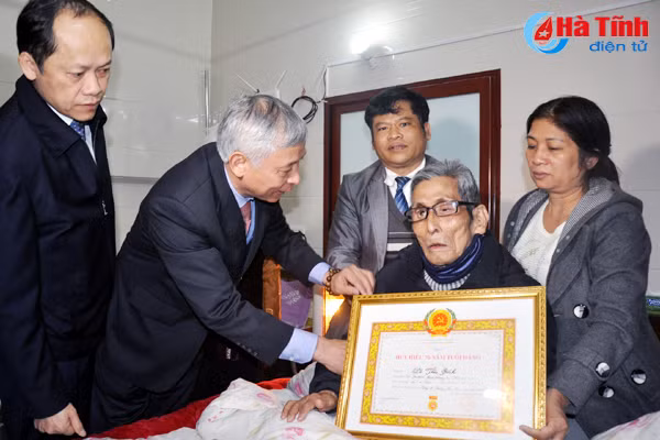 trao huy hieu 70 nam tuoi dang cho cu le van bich