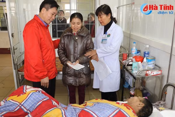 hon 100 trieu dong trao cac benh nhan ngheo kho khan