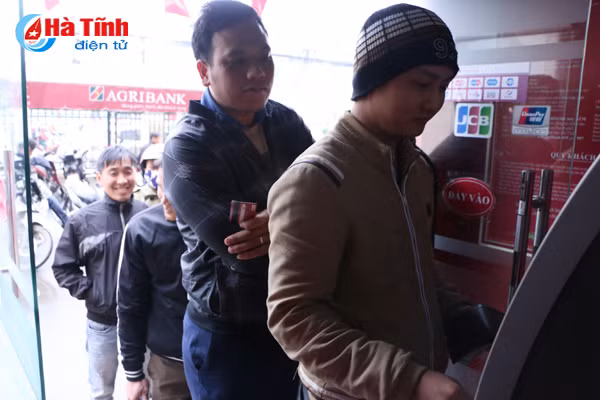 rong ran xep hang rut tien atm ngay can tet