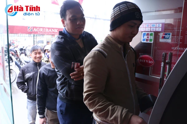 rong ran xep hang rut tien atm ngay can tet