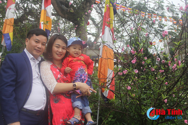 photo nguoi dan ha tinh nao nuc di le chua dau xuan