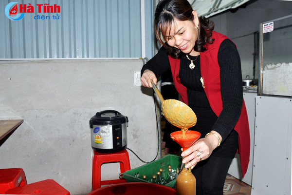 Người dân Xuân Hồng chong đèn, lội ruộng “săn” đặc sản trong đêm