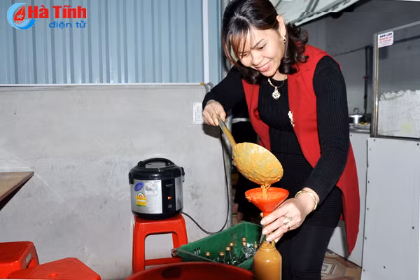 Người dân Xuân Hồng chong đèn, lội ruộng “săn” đặc sản trong đêm