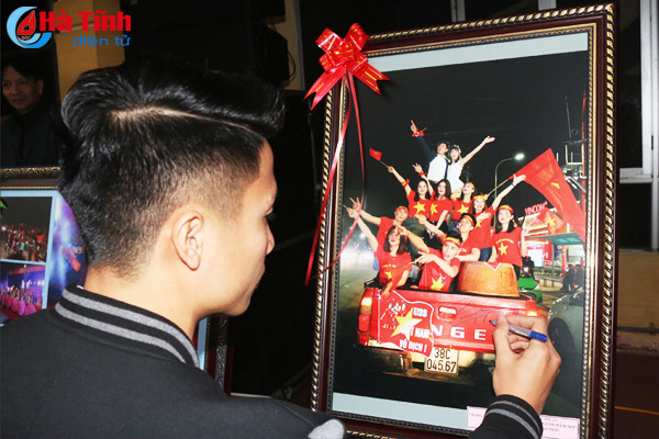 ha tinh trien lam cuoc thi anh bong da viet nam trong long nguoi ham mo