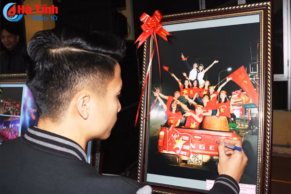 ha tinh trien lam cuoc thi anh bong da viet nam trong long nguoi ham mo