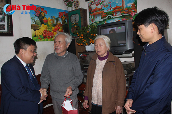 van phong ubnd tinh tang qua tet gia dinh chinh sach tieu bieu