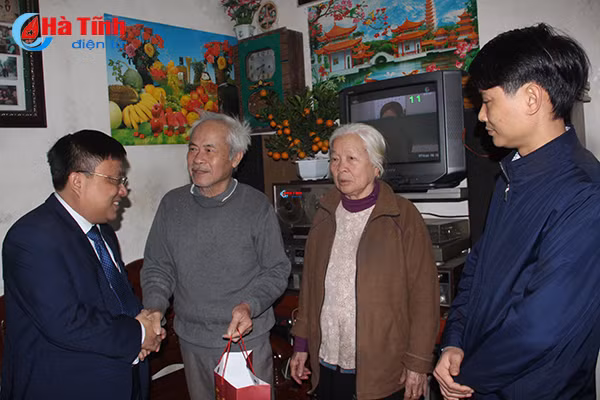 van phong ubnd tinh tang qua tet gia dinh chinh sach tieu bieu