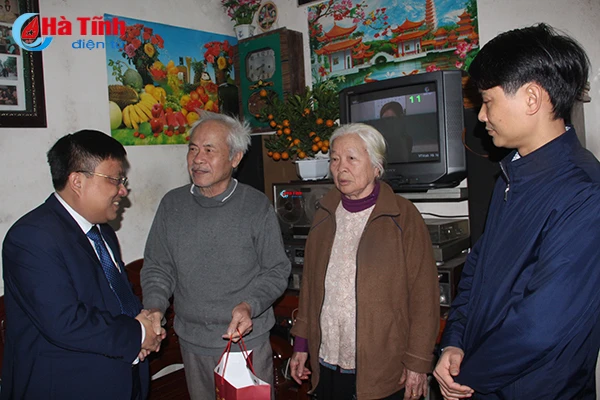 van phong ubnd tinh tang qua tet gia dinh chinh sach tieu bieu