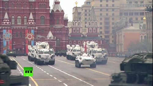 kinh ngac phao phan luc nga co the boi tren mat bien