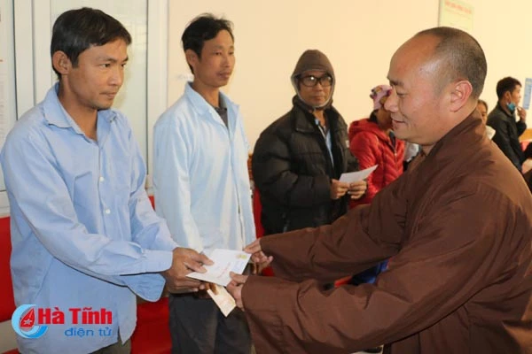 hon 100 trieu dong trao cac benh nhan ngheo kho khan