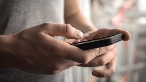 Ngày Tết nên dành thời gian cho bản thân, gia đình, bạn bè hơn là thời gian cho smartphone - Ảnh minh hoạ: Times of Malta 6 ly do khong nen cam dien thoai ba ngay tet