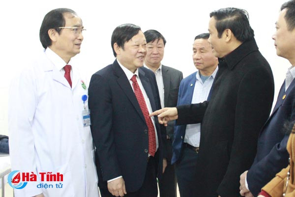 lanh dao ban nganh trung uong tinh ha tinh tang qua tet benh nhan dang dieu tri tai bvdk tinh